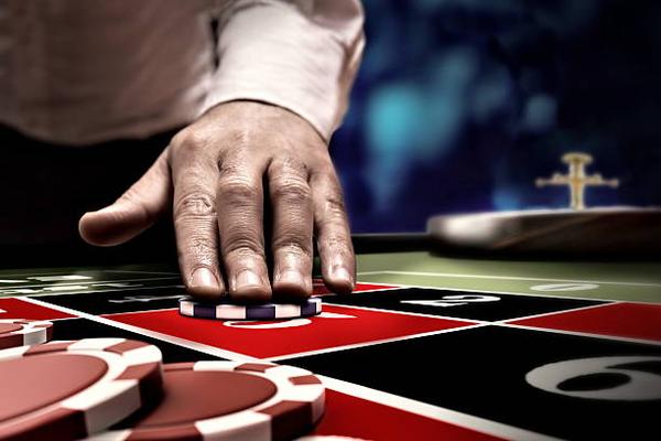 Explore Blackjack Challenges and Live Baccarat Entertainment Through เว็บพนันออนไลน์